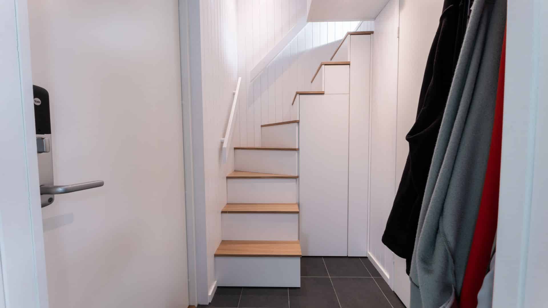 Smart trapplösning med förvaring i attefallshus