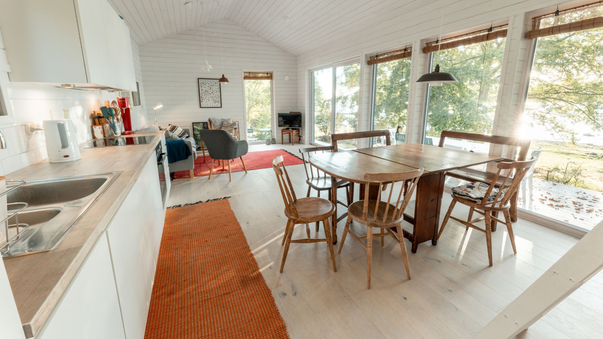 Fritidshus vardagsrum med kök och köksbord