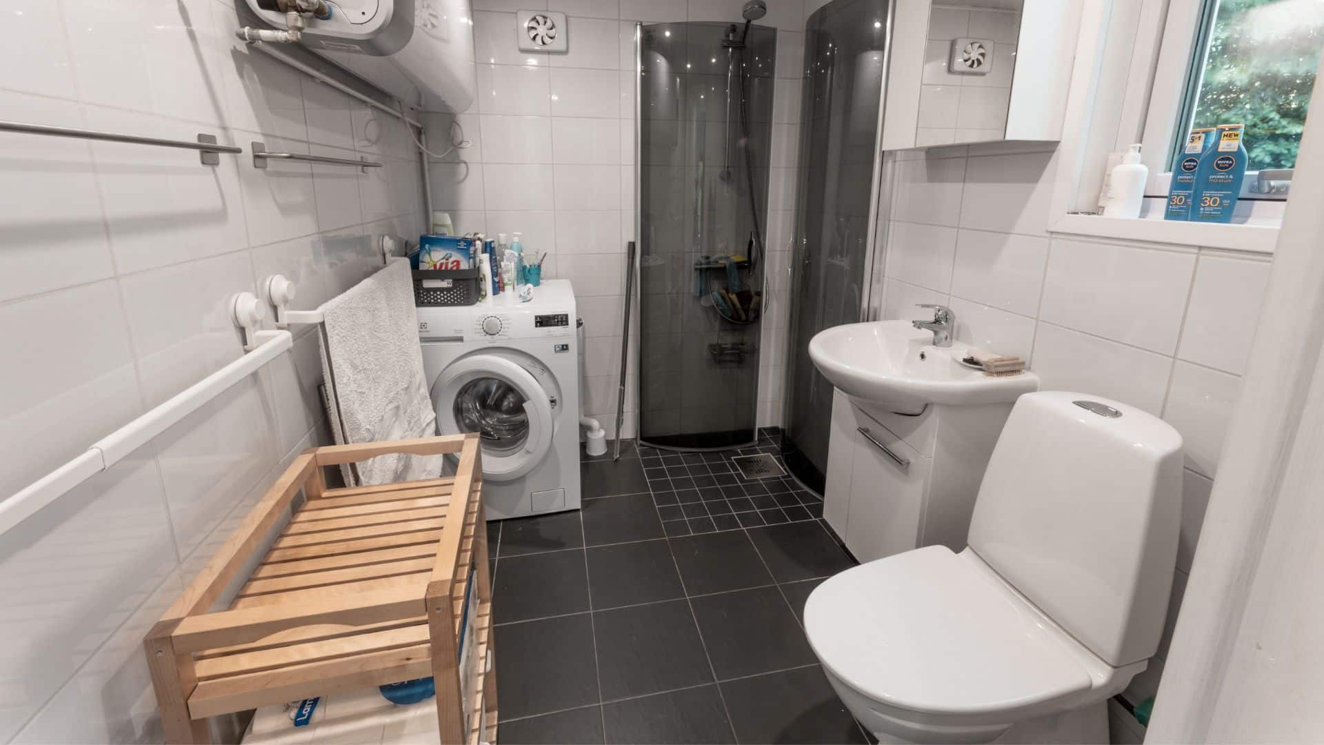 Fritidshus toalett med tvättmaskin