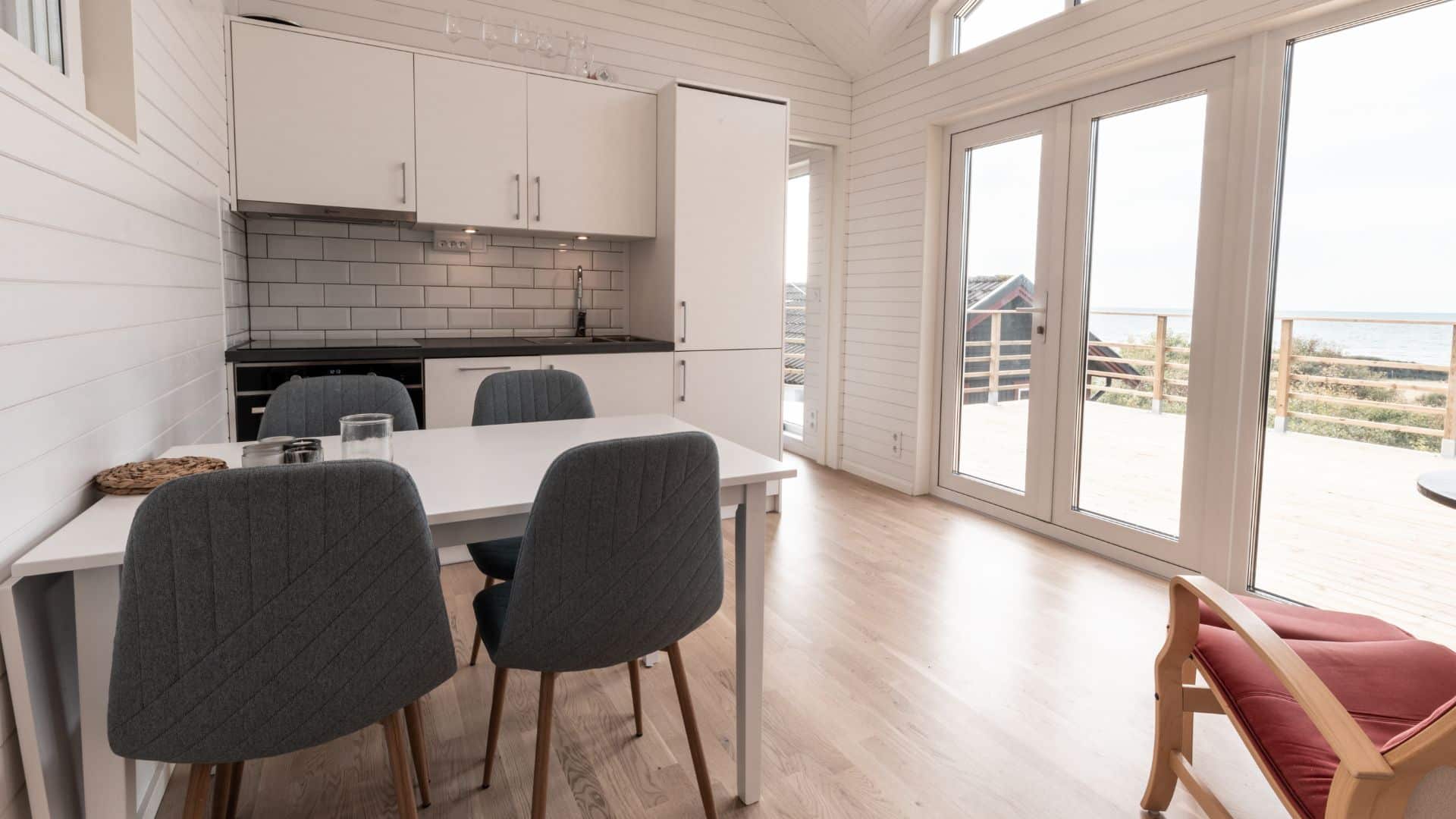 Attefallshus allrum med kök och fönster