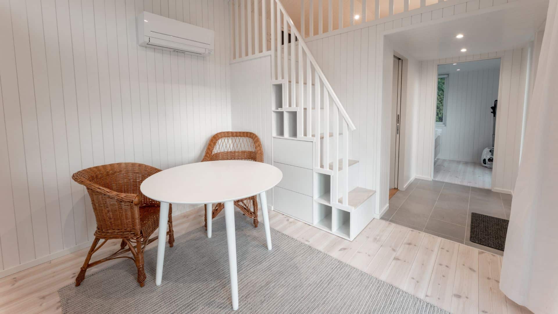 Attefallshus vardagsrum med trappa