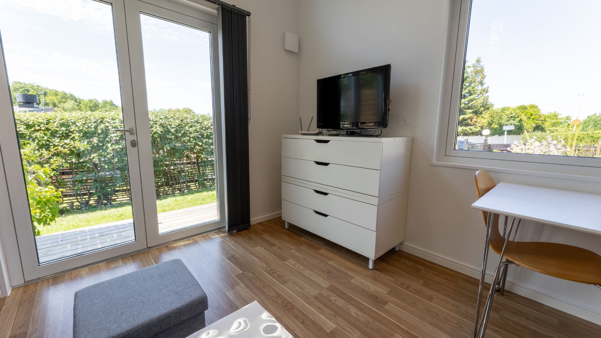 Attefallshus vardagsrum med TV