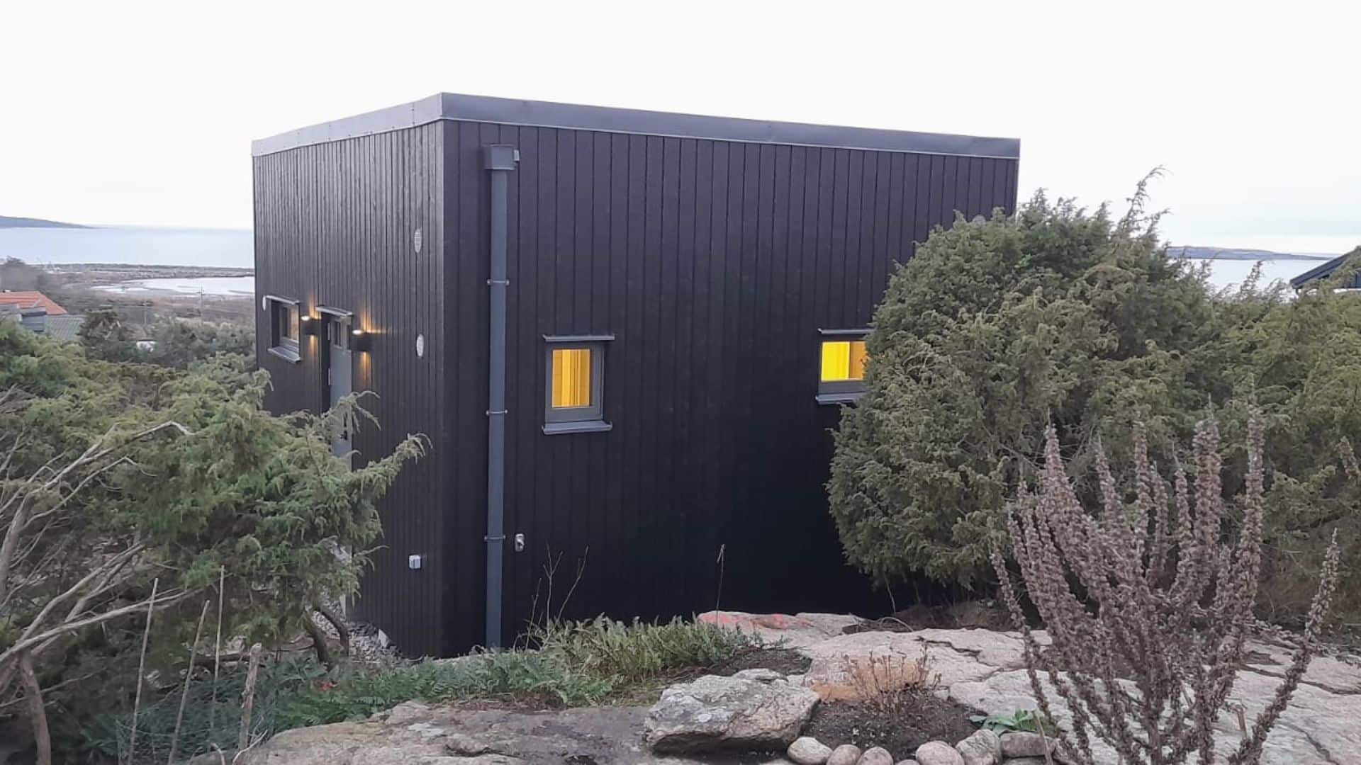 Attefallshus svart