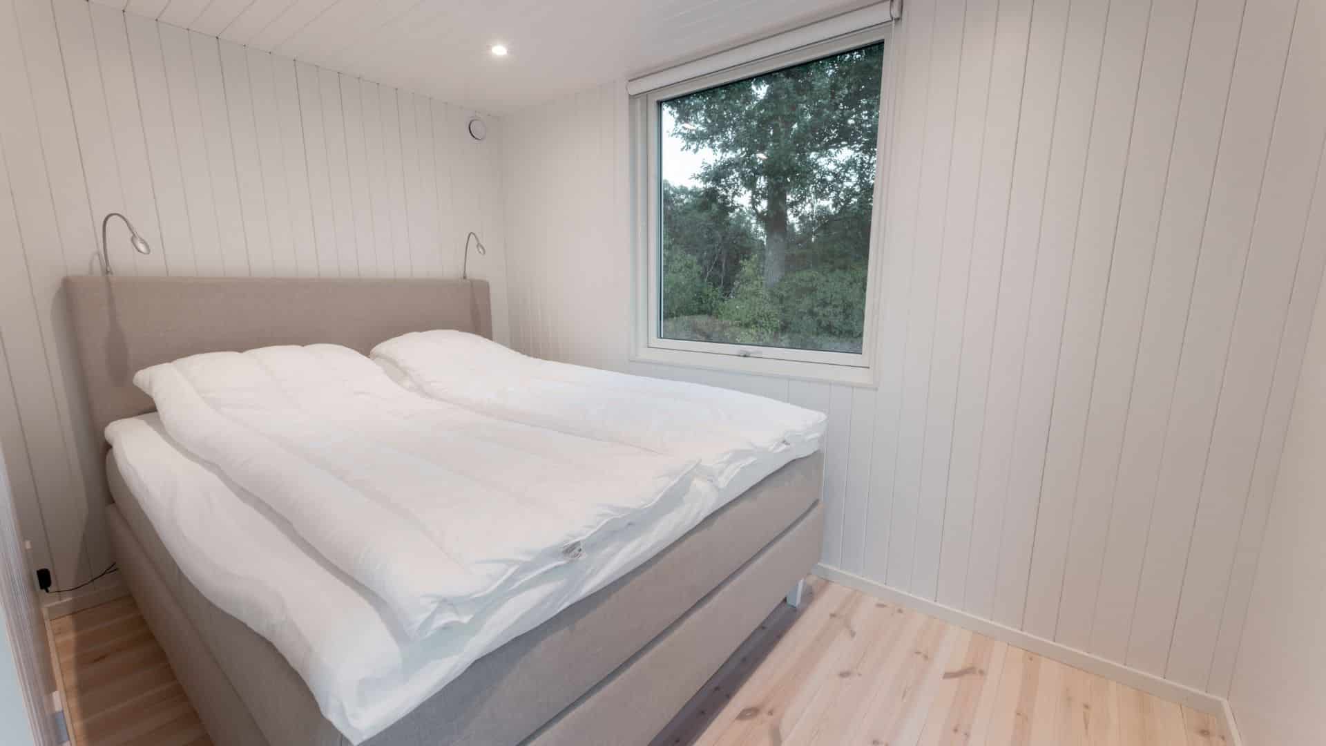 Attefallshus sovrum med dubbelsäng