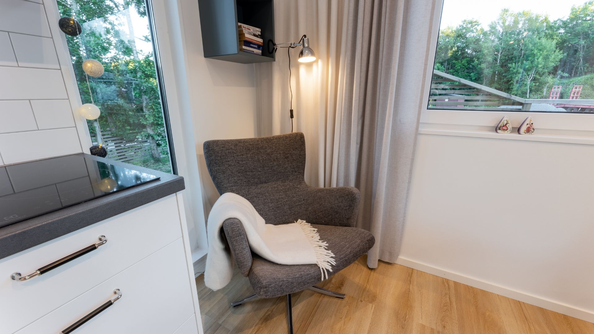 Attefallshus vardagsrum med fåtölj