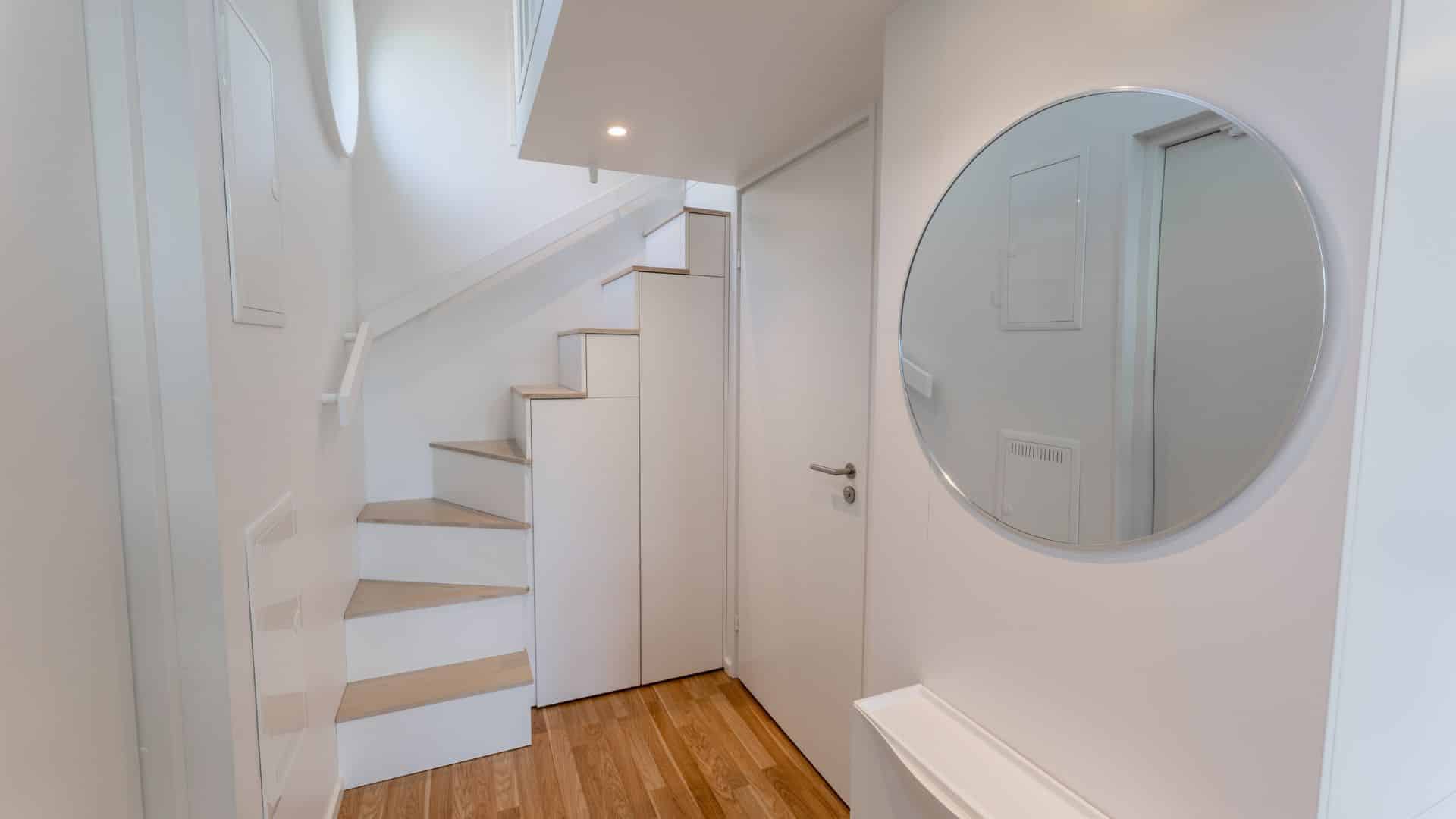 Attefallshus hall med trappa