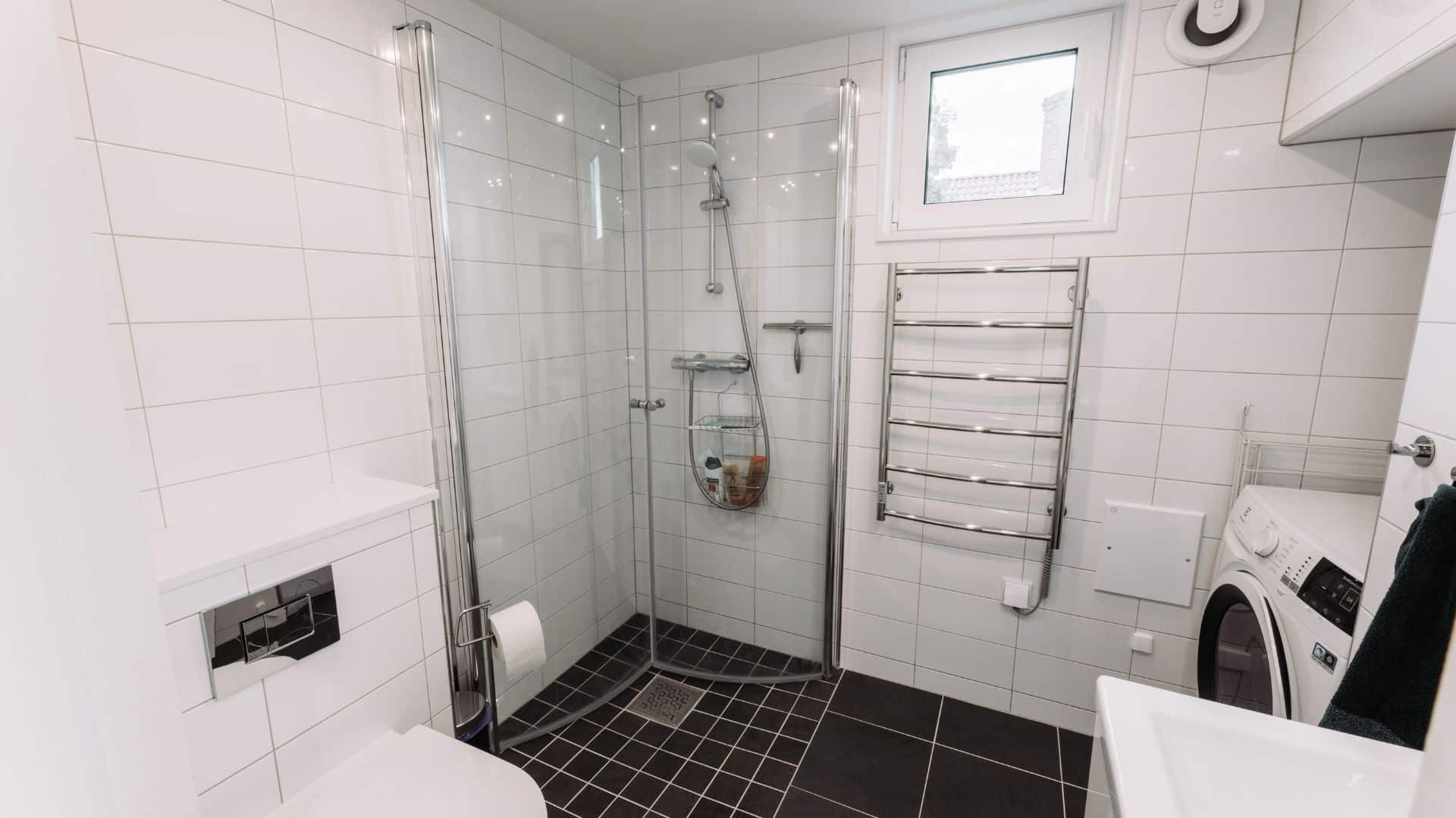 Attefallshus toalett med dusch