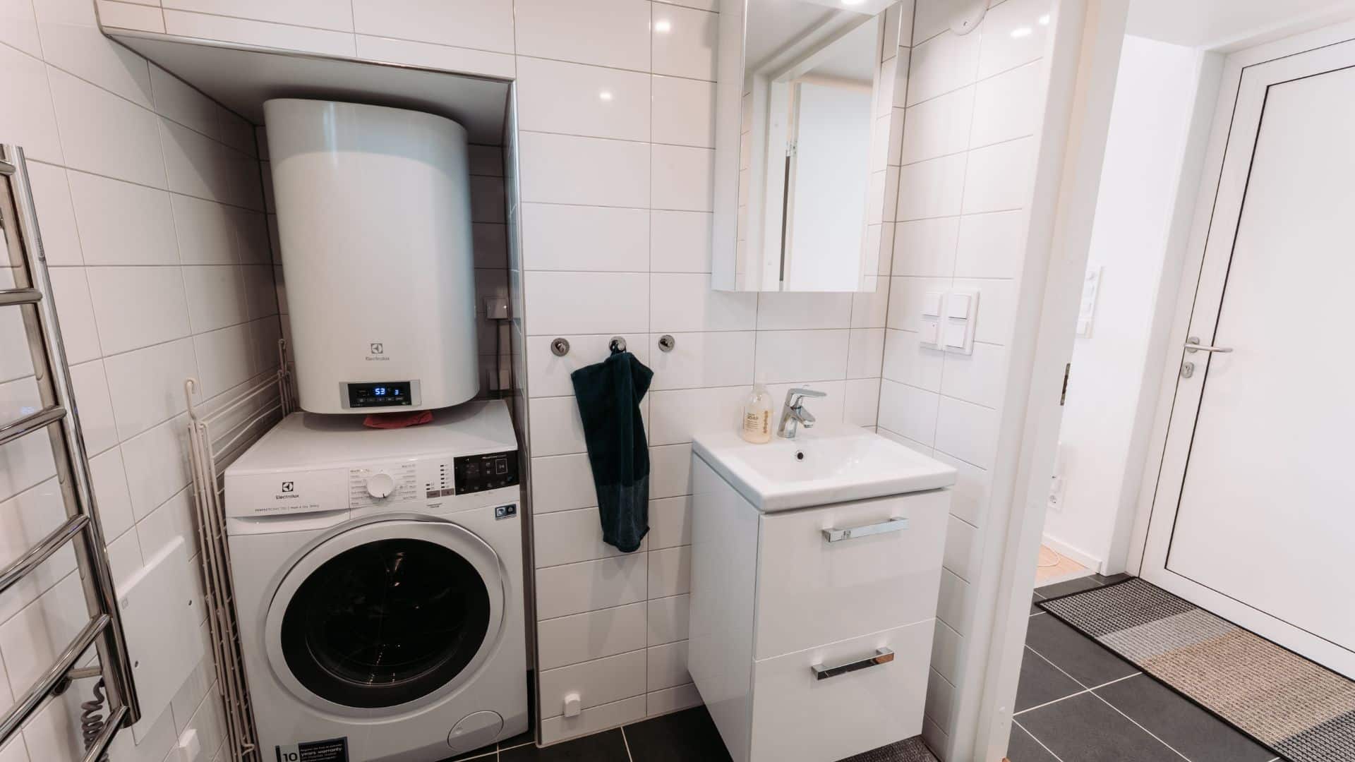 Attefallshus badrum med tvättmaskin