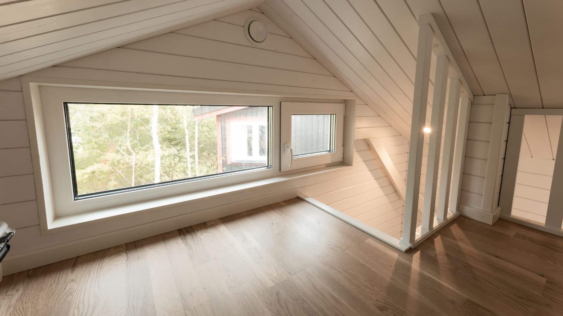 Attefallshus loft med fönster