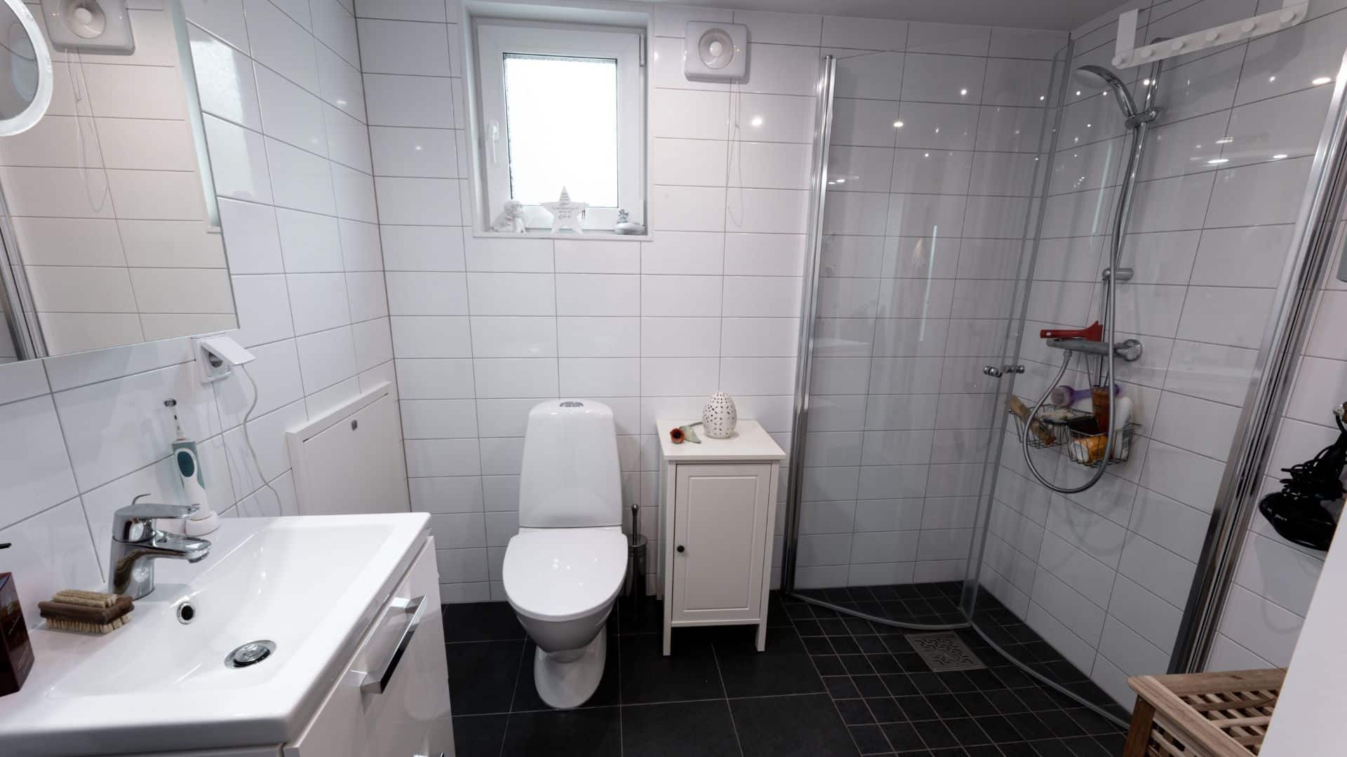 Attefallshus badrum med dusch