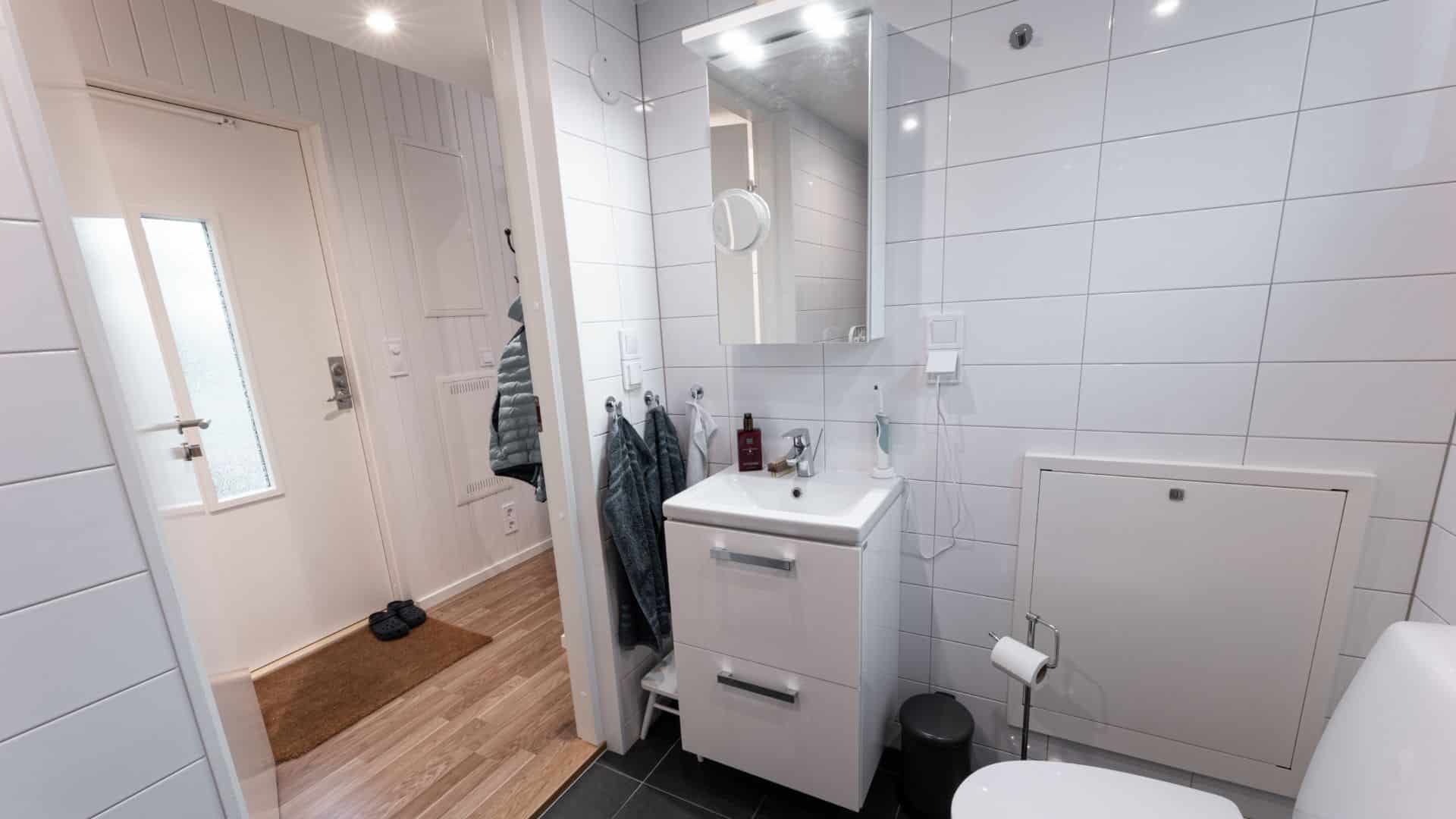 Attefallshus badrum med spegel