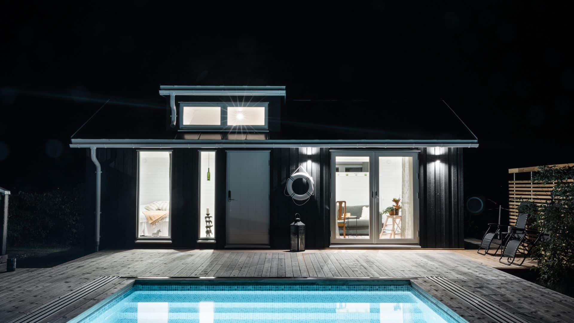 Attefallshus svart natt pool
