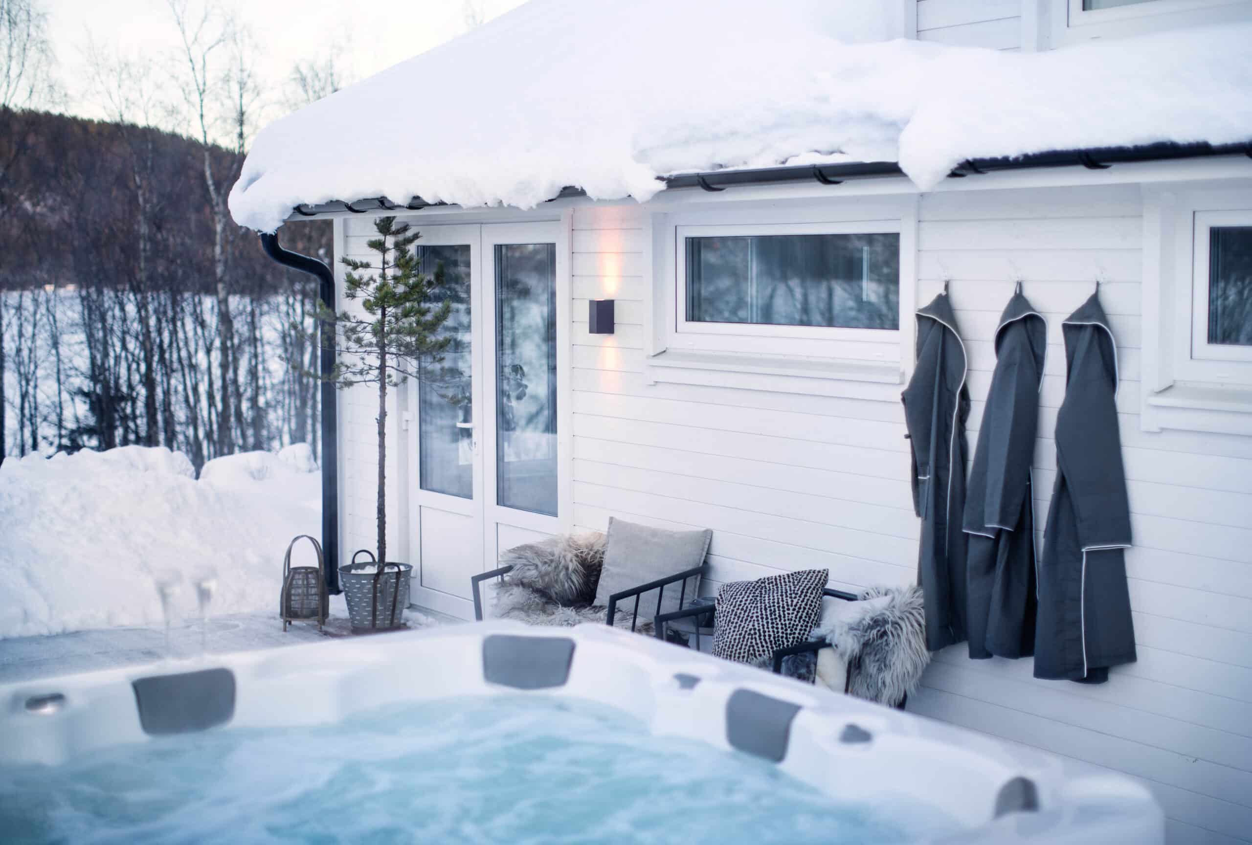 Bubbelpool framför attefallshus