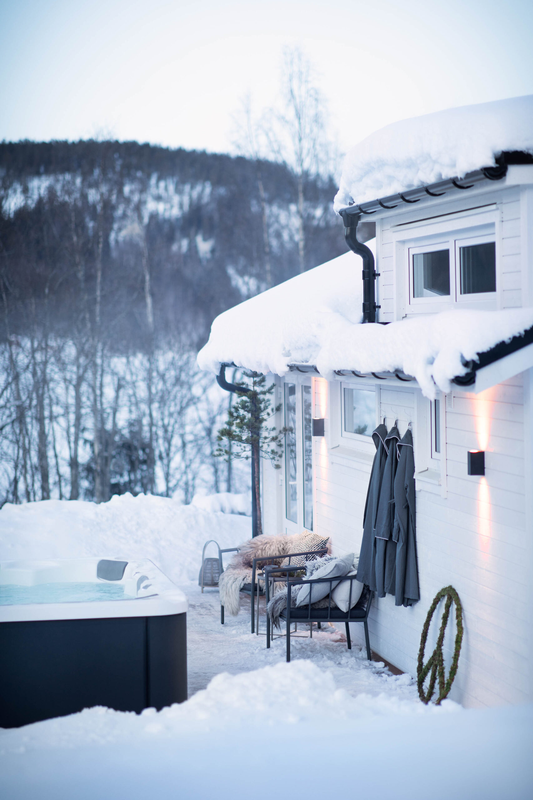 Vitt attefallshus i vintermiljö