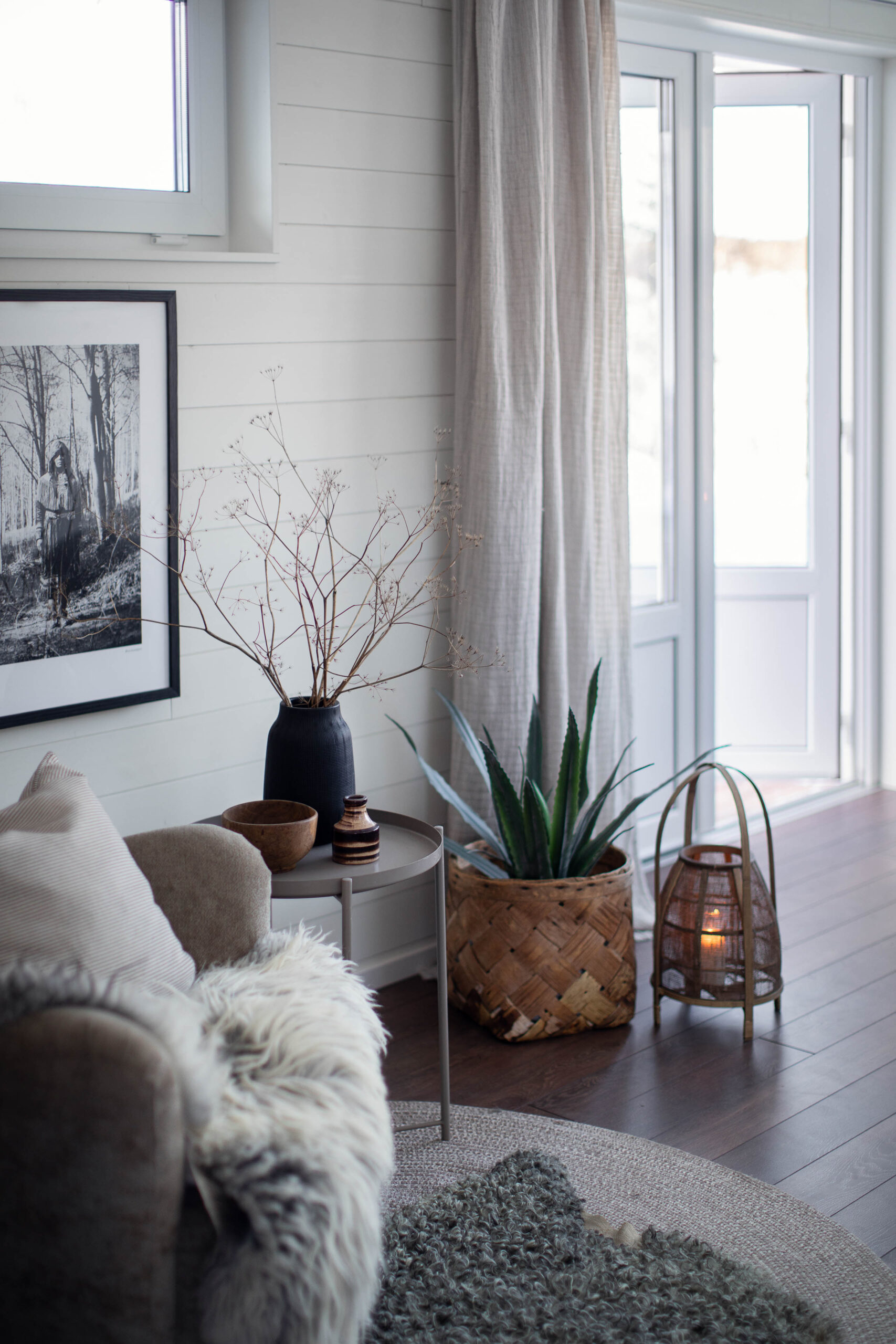 Fåtölj i attefallshus med levande ljus