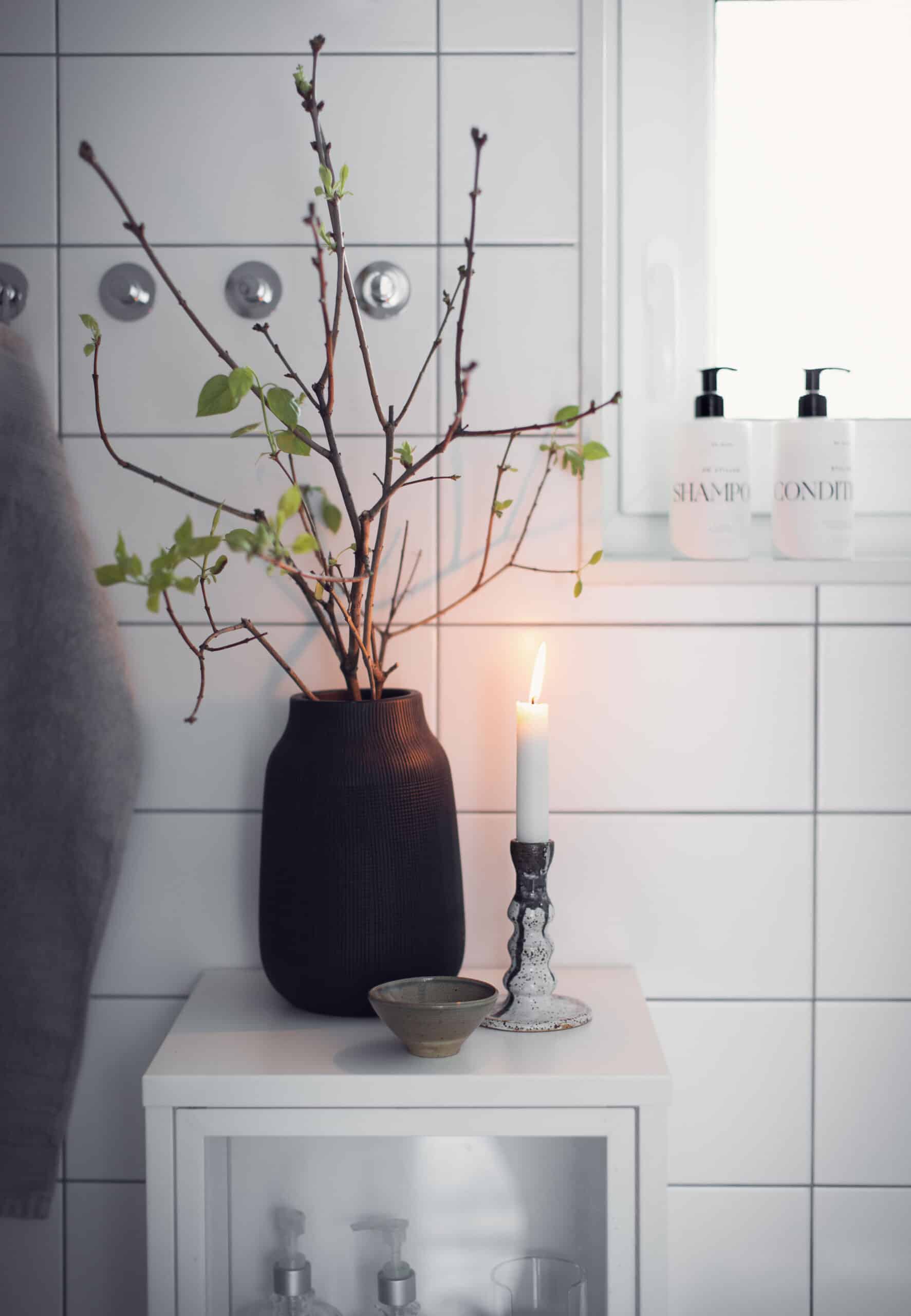 Attefallshus badrum kaklat med levande ljus