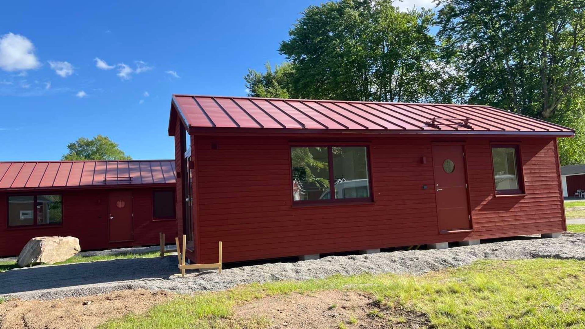 Röda campingstugor från Extrahuset