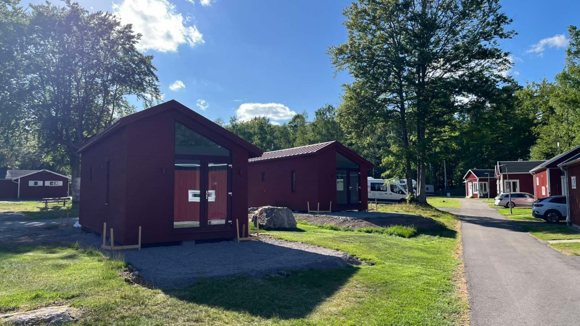 Röda campingstugor med altandörrar