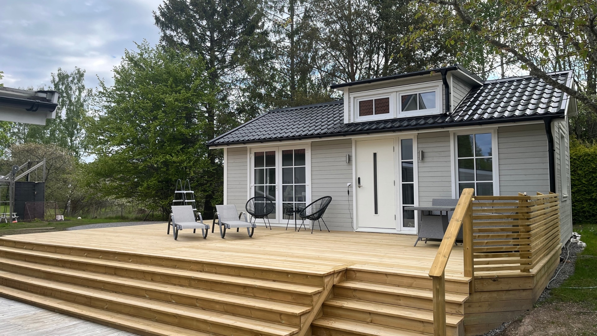 Grått attefallshus