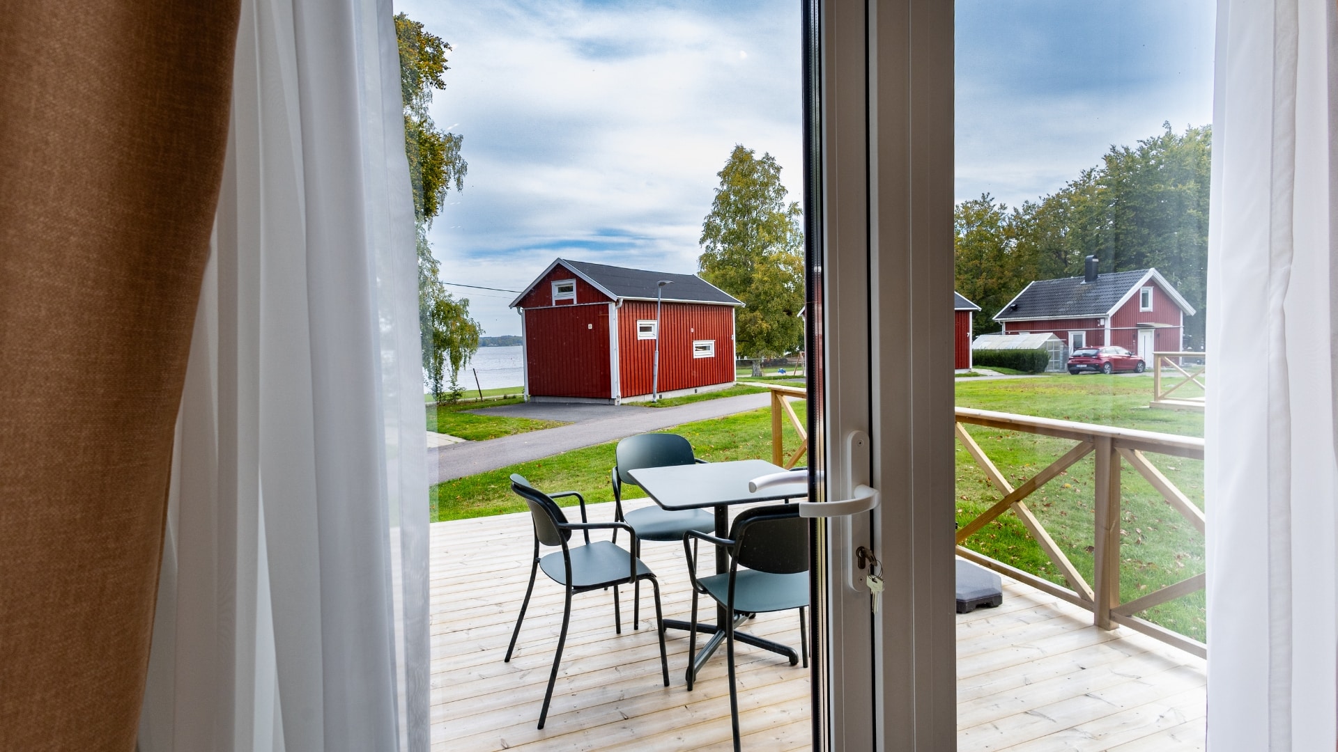Sjöutsikt från campingstugor